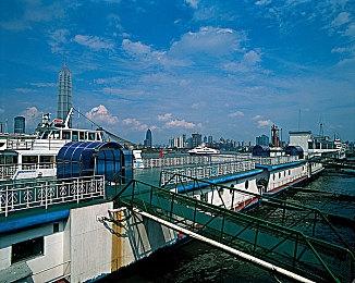 《如龙8》发布真人预告 网红带你游览天堂岛